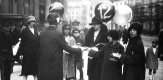 22.05.1927, Warszawa. Kobiety agitujące w dniu wyborów na pl. Trzech Krzyży przy kościele św. Aleksandra. W tle zabudowa u wylotu ul. Książęcej.