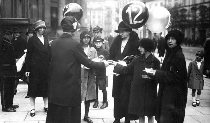 22.05.1927, Warszawa. Kobiety agitujące w dniu wyborów na pl. Trzech Krzyży przy kościele św. Aleksandra. W tle zabudowa u wylotu ul. Książęcej.