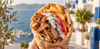 Gyros za 4,70 euro gotówką i 6 euro kartą. Turyści zgłaszają podwójne ceny cena