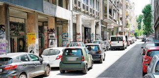 Ateny w pułapce samochodowej miejsca parkingowego